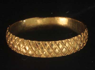 Gold finger Ring with Cross-hatched Decoration