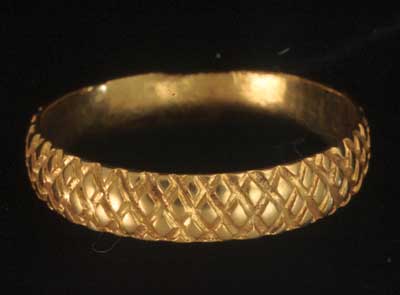 Gold finger Ring with Cross-hatched Decoration Gold finger Ring with Cross-hatched Decoration