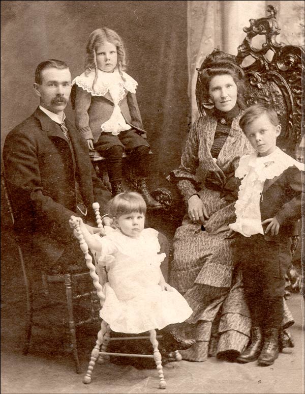 The parents and siblings of Stella Meaney ca. 1900