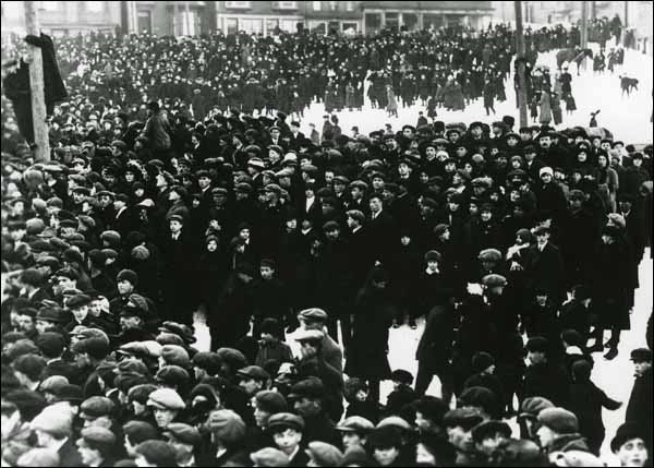 Waiting Crowd, 4 April 1914 Waiting Crowd, 4 April 1914