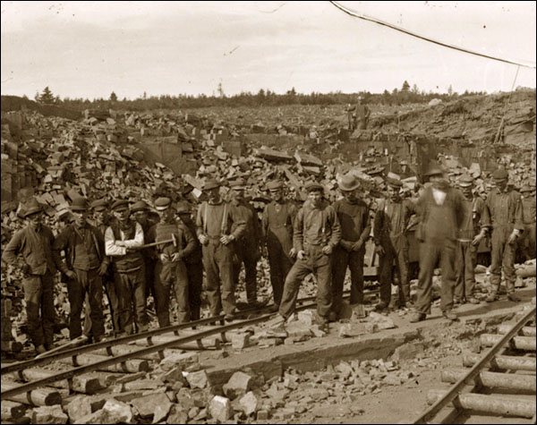 Des mineurs à  l'île Bell, après 1895