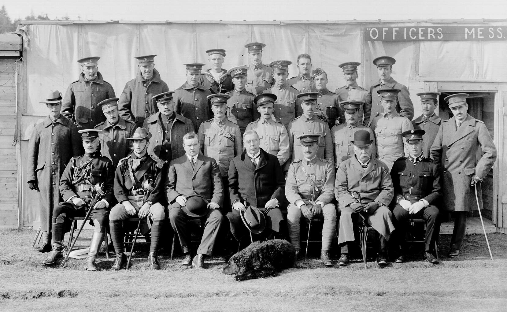 Sir Walter Davidson (1re rangée, au centre) avec des membres du Newfoundland Regiment, septembre 1914
