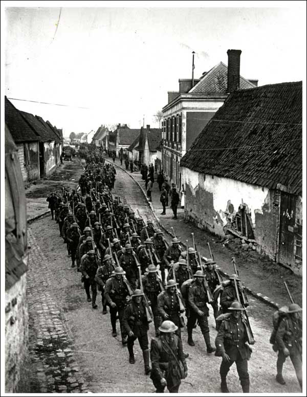 Les soldats du Newfoundland Regiment retournant à leurs logements, Berneville, 9 mai 1917