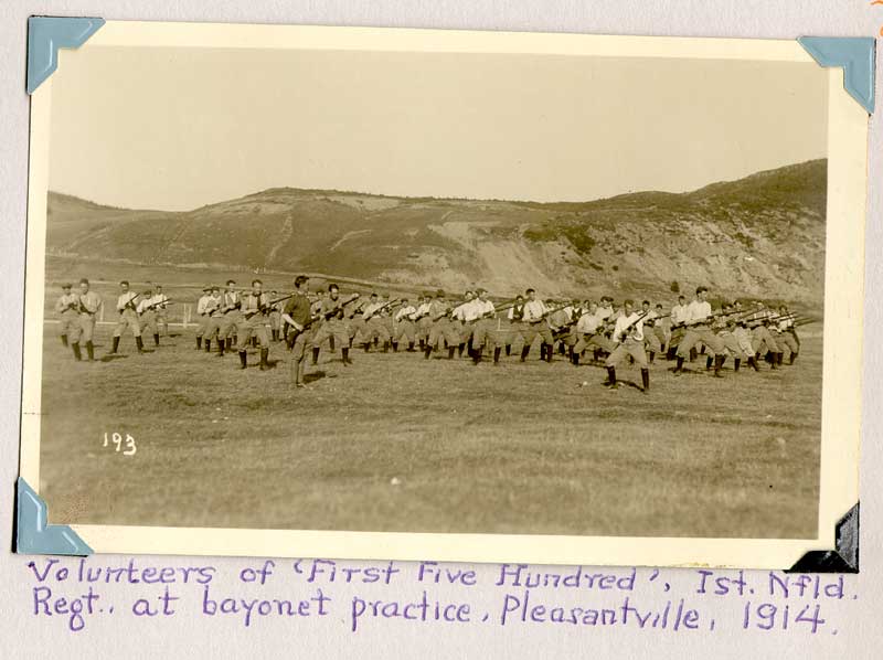 Bénévoles des « First Five Hundred » du 1st Newfoundland Regiment pratiquant le maniement de la baïonnette, à Pleasantville, en 1914