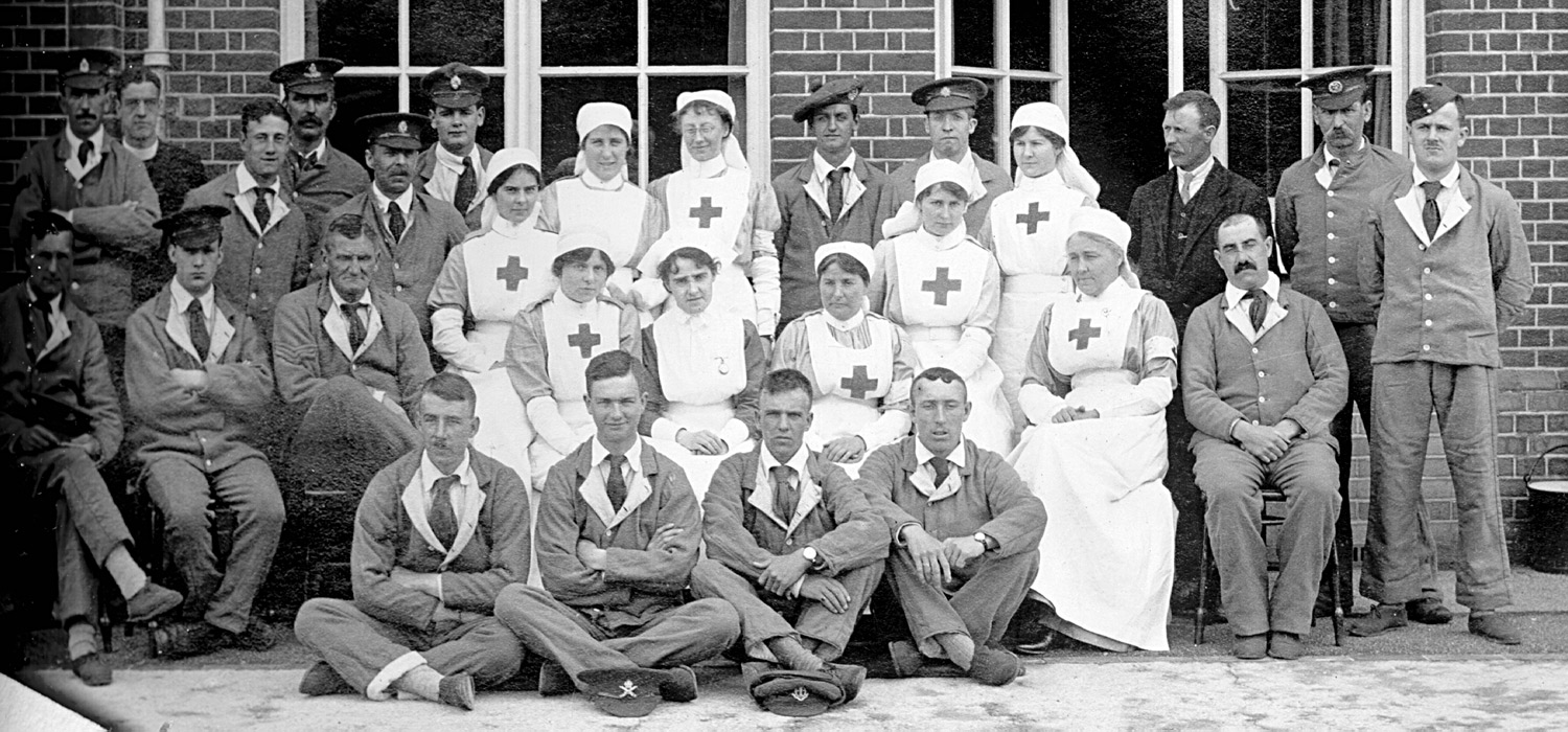 Membres du DAV avec des soldats blessés, s.d.