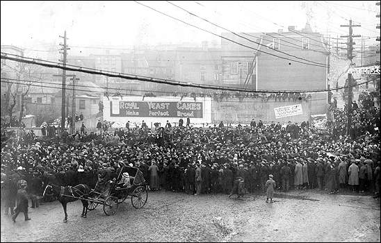 Une foule assistant au départ de volontaires, vers 1914