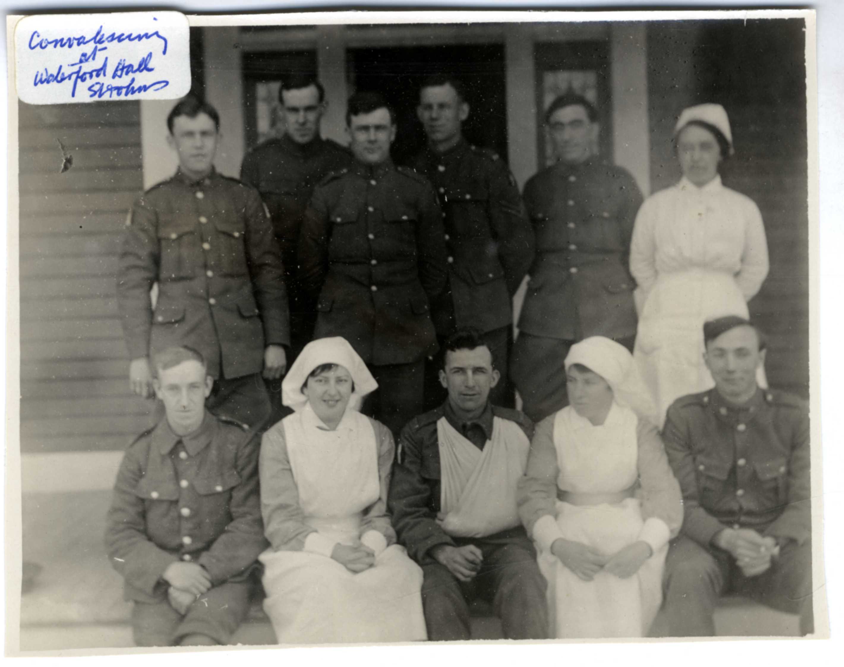 Soldats blessés et infirmières devant Waterford Hall, St. John's