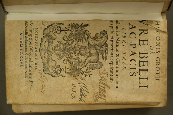 Hugo Grotius, De jvre belli ac pacis libri tres (Frankfurt-am-Main: Daniel and David Aubrius and Clement Sleich, 1626).